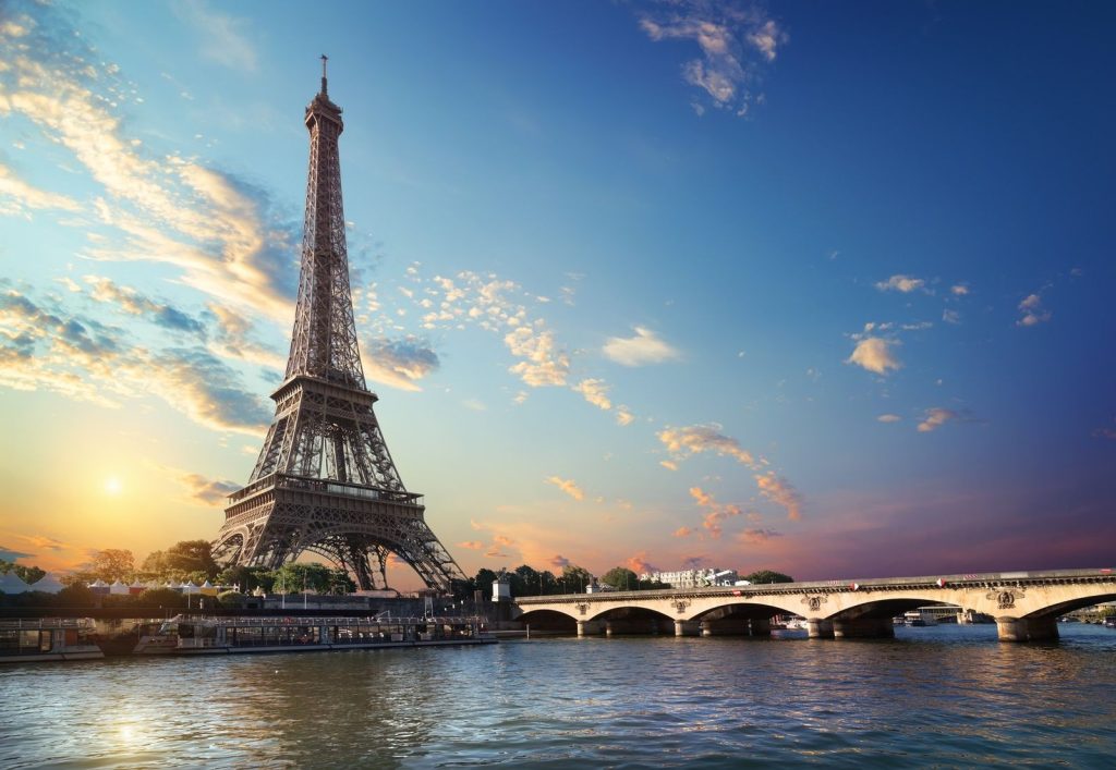 Torre Eiffel e o Rio Sena
